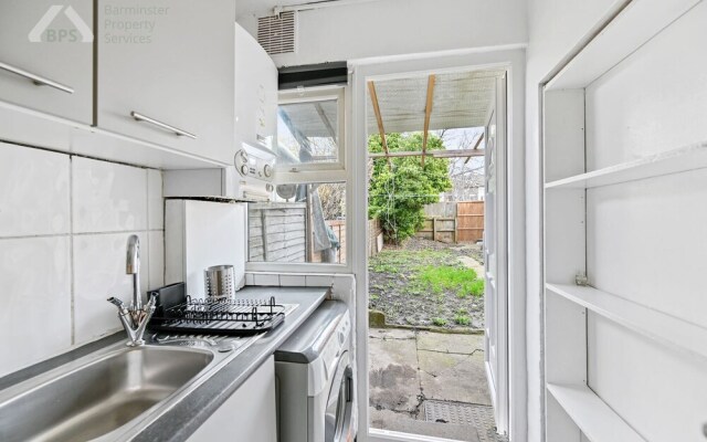 Cosy Tottenham Apartment Sleeps 4