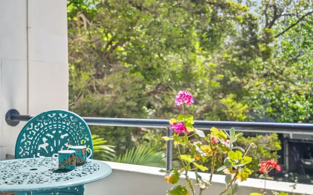 Sunny 1-bed With Parking Near Arts Precinct
