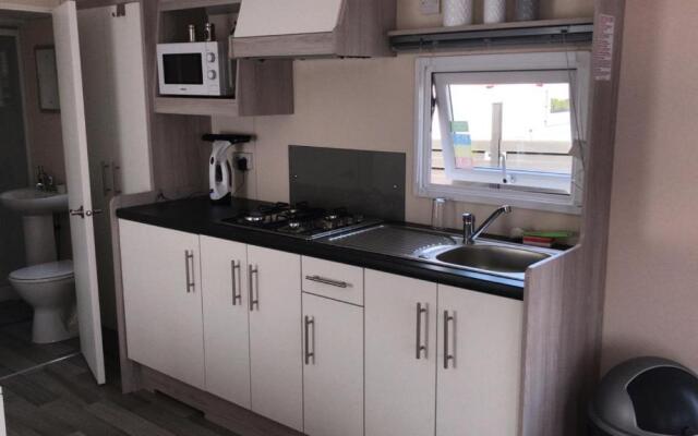 Luxe Chalet op camping Duindoorn, IJmuiden aan Zee, in de buurt van F1 circuit Zandvoort en Bloemendaal op loopafstand strand