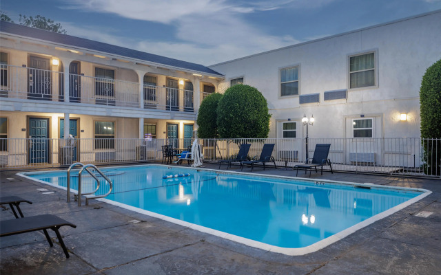 Motel 6 Dallas, TX – Downtown