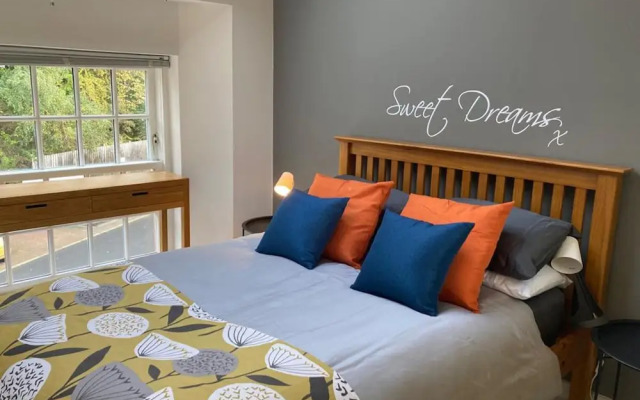 Lovely Riverside Perthshire Flat - Sleeps 8