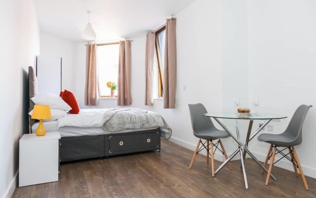 Central and Modern Studio in lively Liverpool