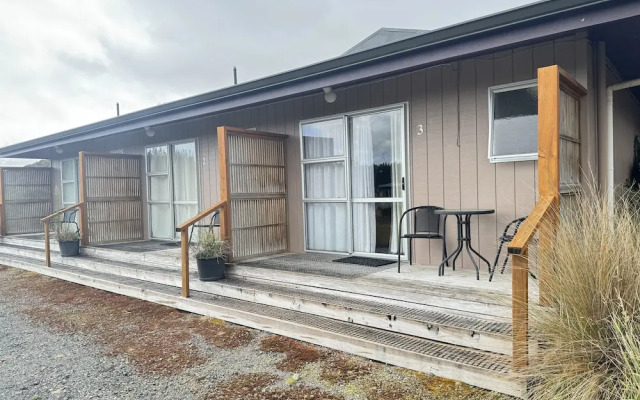 The Crossing Lodge and Backpackers