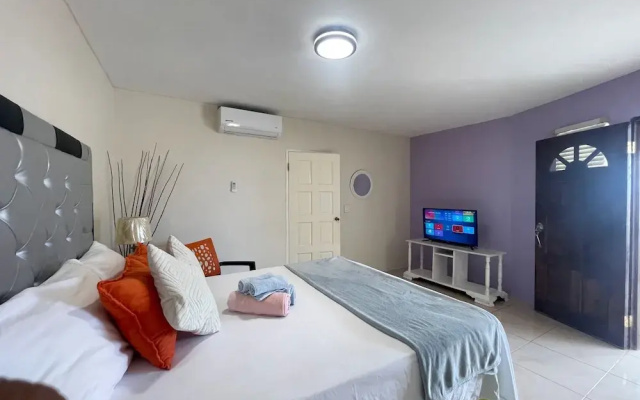 Skyline Suites 2 Queen bedroom 2 Condo by RedAwning
