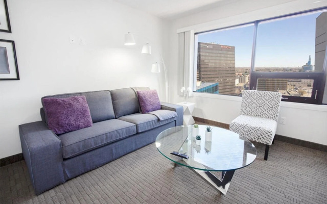 Modern Downtown One-bedroom Suite With Parking