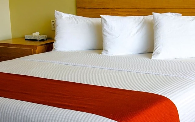 La Huerta Inn & Suites