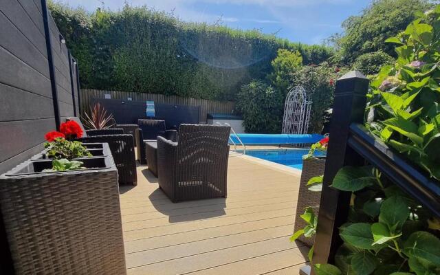 Beautiful apartment with private pool near Tenby