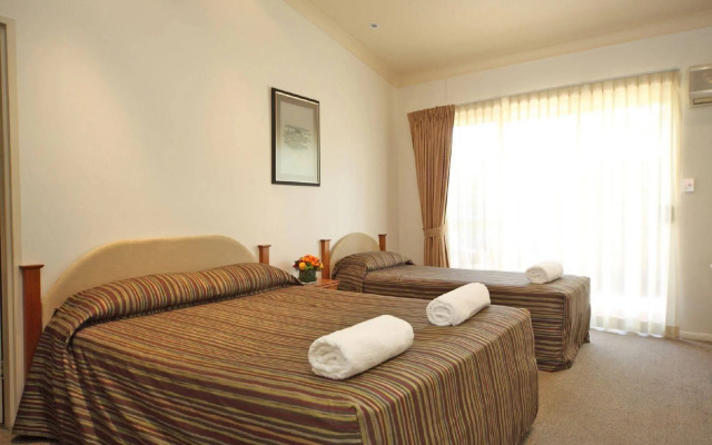 Emerald Explorers Inn