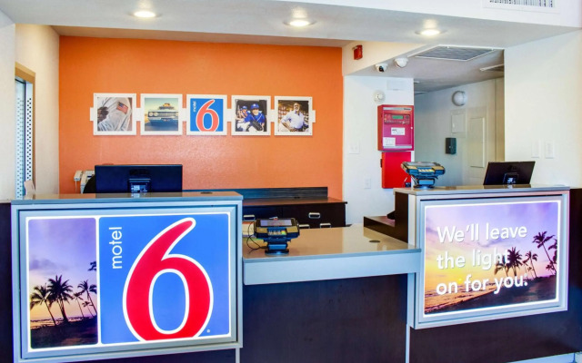 Motel 6 Bakersfield, CA - South