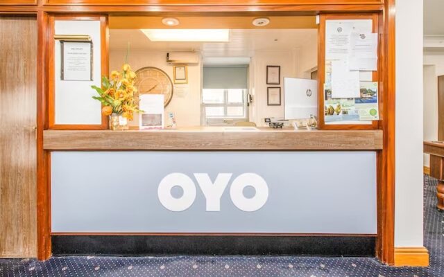 OYO Stade Court Hotel