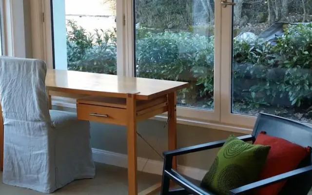 The Lakehouse Apartment