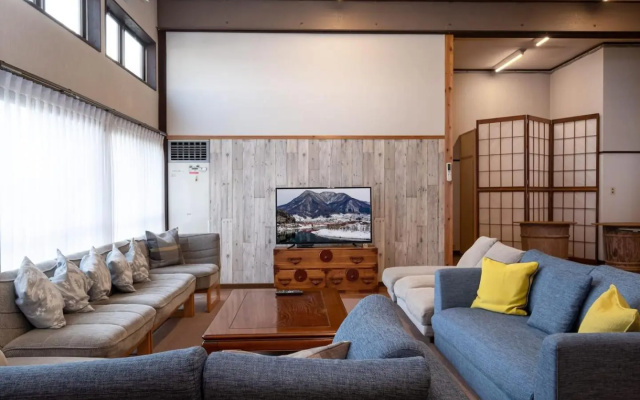 Hunters Gate BIG Ski In Out Lodge at Togari Onsen Kids Pets OK 24 Guests ハンターズゲートは24名まで ペットOK スキーのまま出入で大自然の中で楽しめる広いロッジ – Guest Rooms – Iiyama