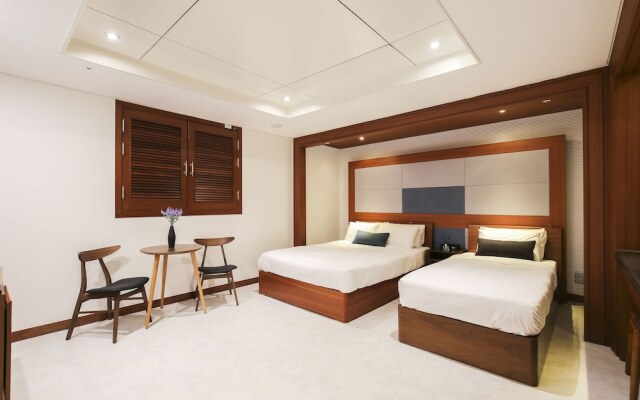 Themepark Tourist Hotel