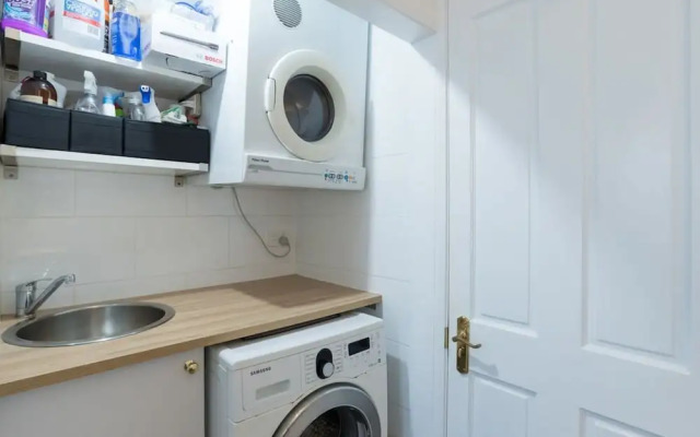Bright Home in Trendy Newtown Close to the Park