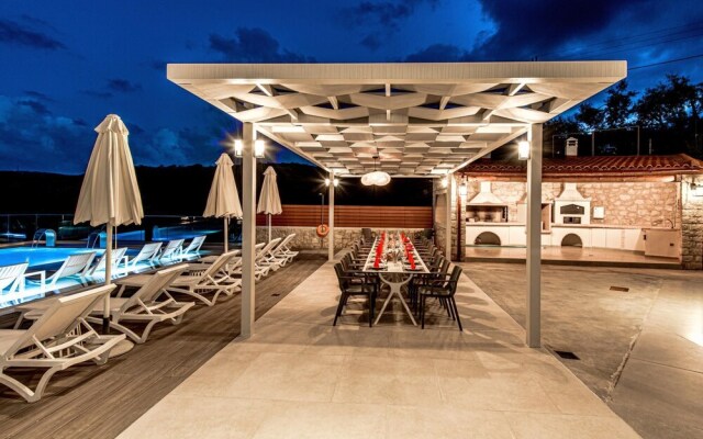 Luxury Villa Oasis 11 Bedrooms With Heated Pool