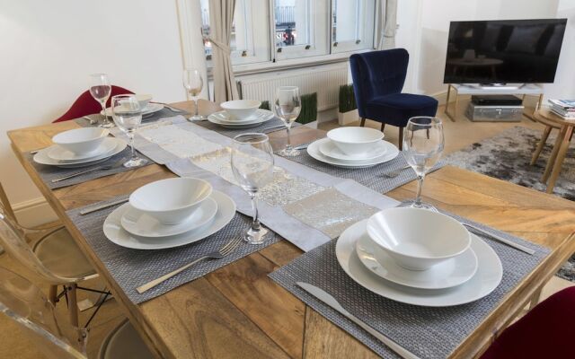 Club Living - Baker Street Apartments