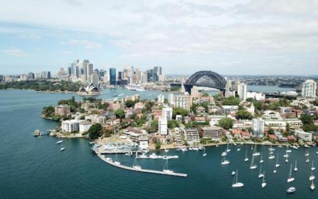 Summery, spacious 4 bed home in Kurraba Point