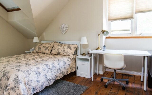 Beautiful Downtown House by Easyhosts