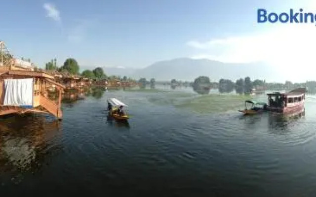 New Zenith Group of Houseboats