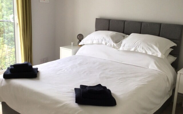 Beautiful Large 4-bed House, Close to Celtic Manor