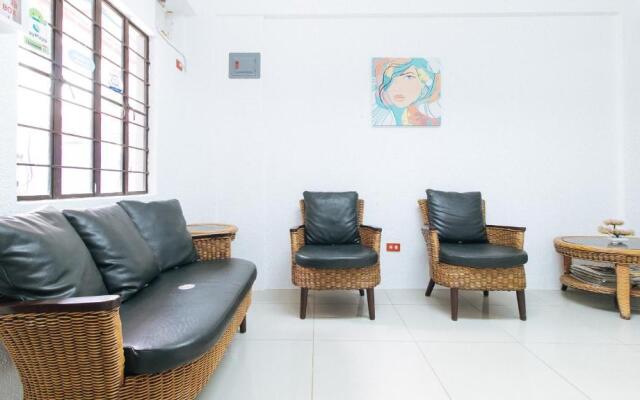 RedDoorz near Tambo Quirino Avenue - Vaccinated Staff