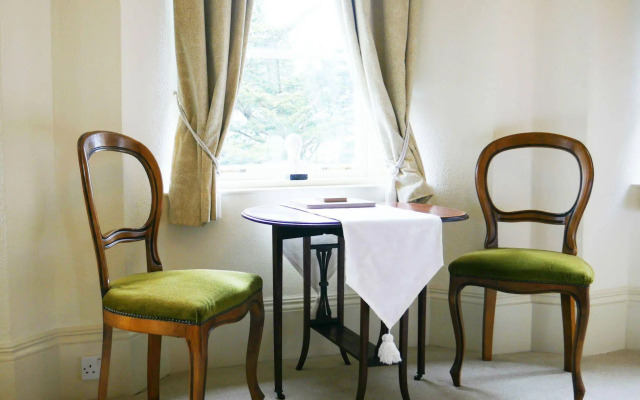 Muntham Holiday Apartments & Town House