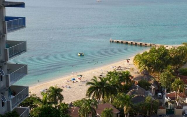 Skytop Beach Studio at Mobay Club