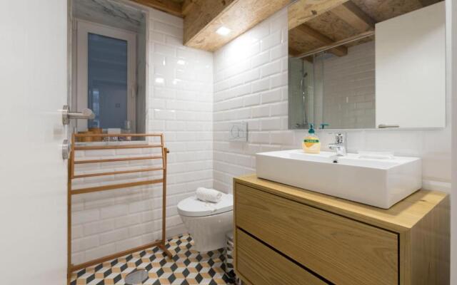 LovelyStay - Cozy Duplex with Patio right off train&metro station