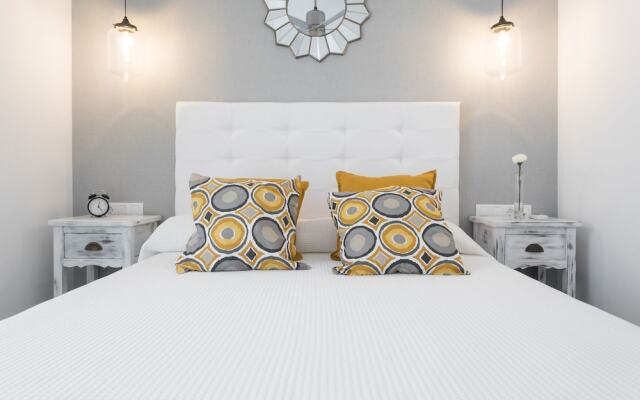 Urban Chill House with Terrace, BBQ & Wifi in the centre by Holidays Home