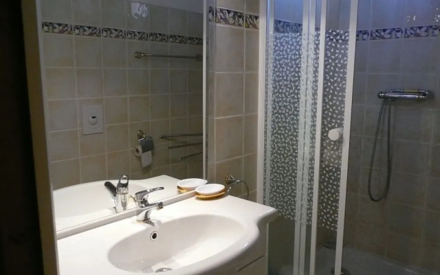 Spacious Villa at Saint-raphael With Jacuzzi