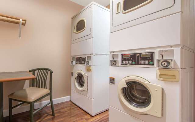 Microtel Inn & Suites by Wyndham Raton