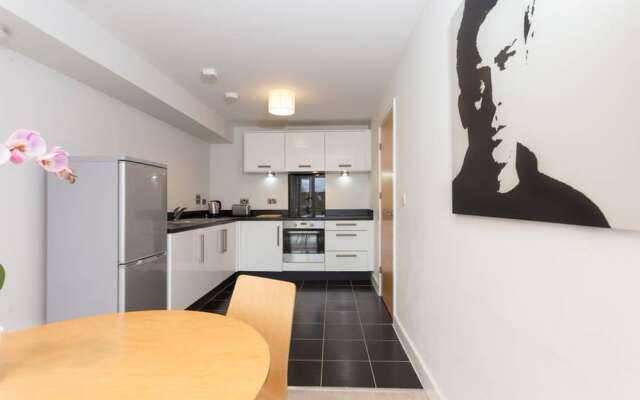 3 Bedroom Apartment Sleeps 6 in Clapham South