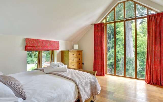 Bright Holiday Home in Saint Kew With Fireplace