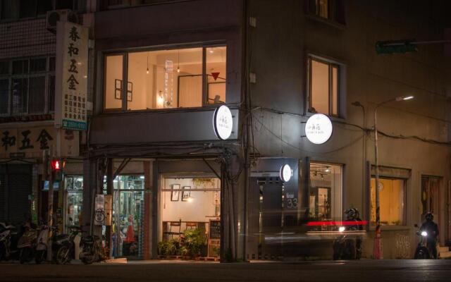 Corner Hostel & Cafe