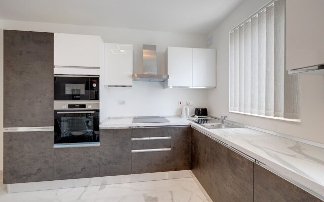 Stylish 2BR Apartment in Central St Julians