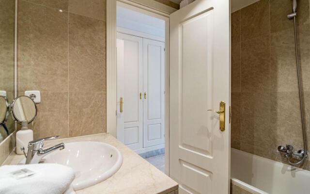 SAM2.4I- Cozy apartment walking distance to beach