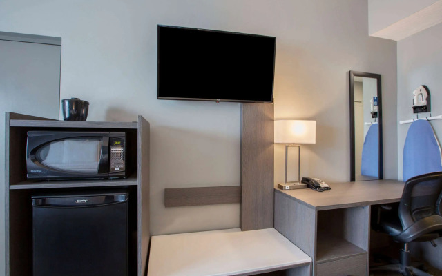 Days Inn & Suites by Wyndham Moncton