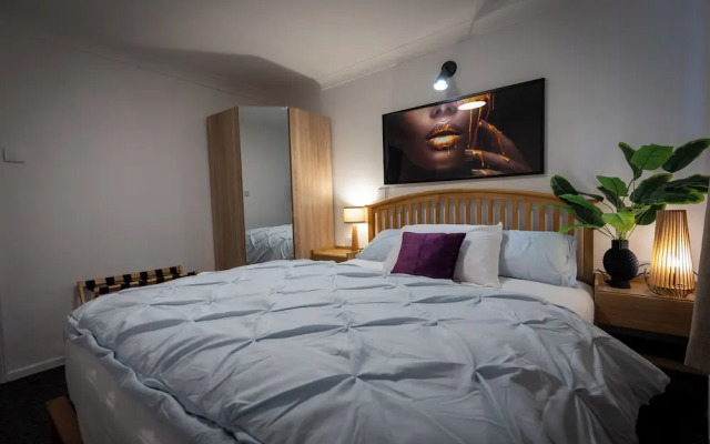 Norwich - House - Sleeps 7 - Parking - Garden