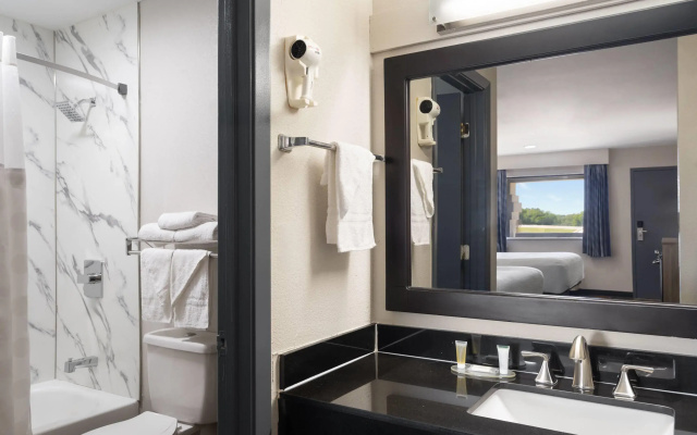 Days Inn & Suites by Wyndham Byram