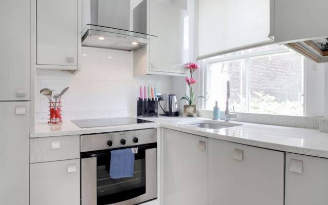 Large Studio Apartment  Central London