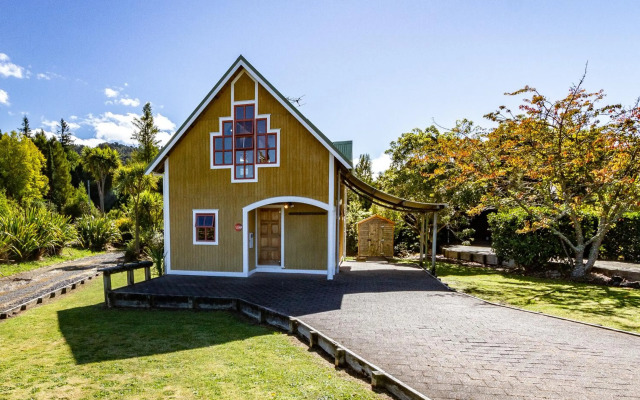 The Gingerbread House with Spa - Ohakune Holiday Home