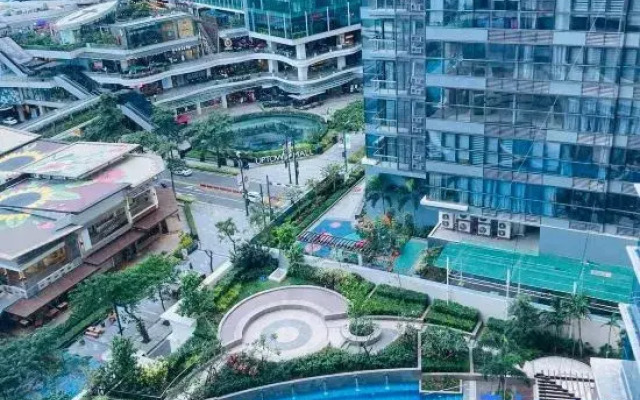 Thompson Suites BGC (Uptown Parksuites)