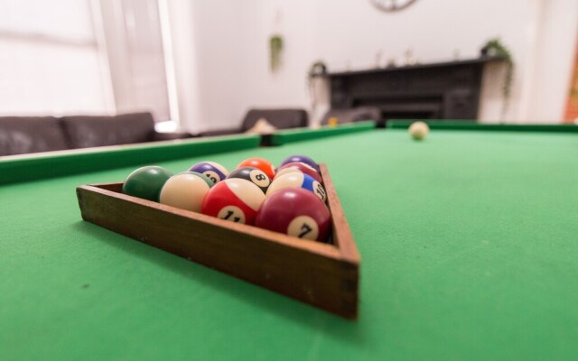 Modern Apartment With Private hot tub & Parking