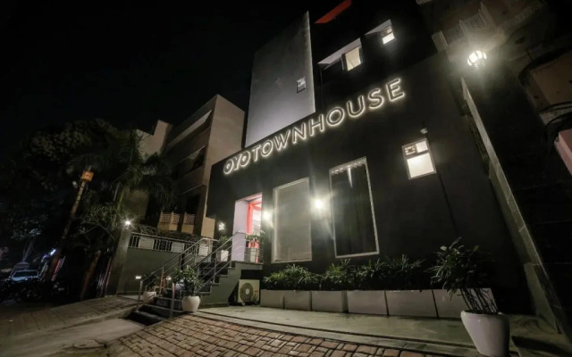 OYO Townhouse 82 Chander Nagar Janakpuri