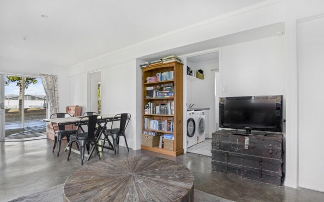 Bright 3-Bedroom Unit - WiFi & Parking