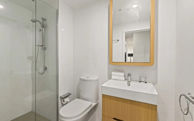 Modern South Bank Apt Walk to Dining – Bathroom – Brisbane