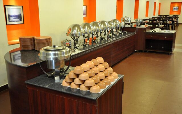 OYO Premium Golf Club Road