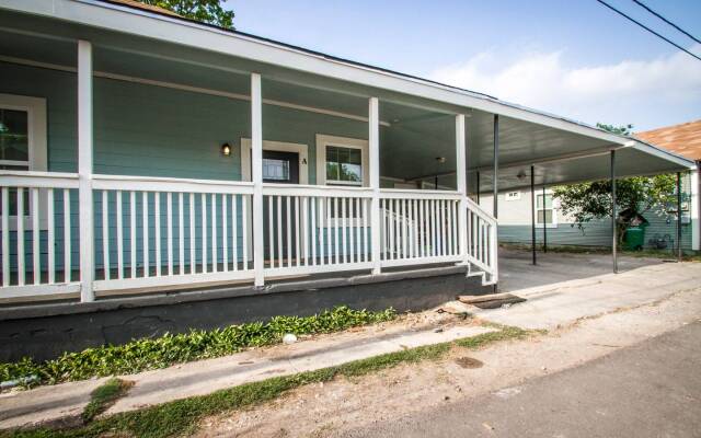 3BR/2BA Remodeled Apartment Near Downtown