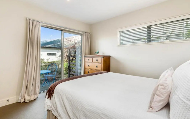 Lake Views on Yewlett - Queenstown Holiday Home