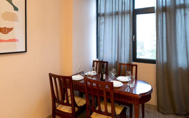 Spacious 1bdr Apartment Near City Center